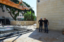 بالصور: البدء بتنفيذ مشروع بناء طابق جديد لمبنى المركز الجماهيري بمدينة يافا 